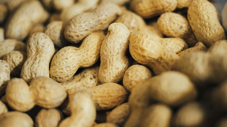 Unshelled peanuts